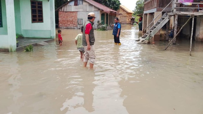 1765710358984-banjir-di-wilayah-muara-enim-menyebabkan-ratusan-jiwa-terdampak-1765694141726_169