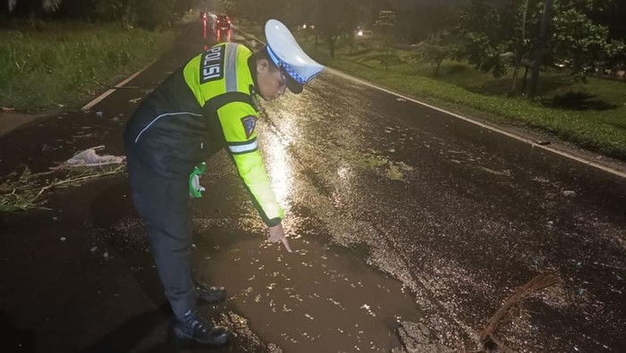 1765710360080-polisi-melakukan-olah-tkp-wanita-lansia-di-palembang-yang-tewas-kecelakaan-tunggal-saat-hindari-lubang-1765705101421_169