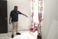 1765710360637-polisi-saat-melakukan-olah-tkp-ditemukannya-pasutri-lansia-tewas-di-rumahnya-1765695234681_169