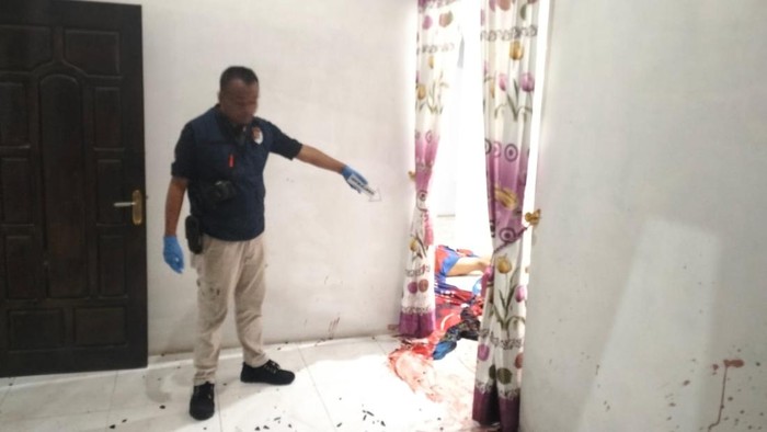 1765710360637-polisi-saat-melakukan-olah-tkp-ditemukannya-pasutri-lansia-tewas-di-rumahnya-1765695234681_169