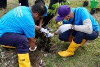 1765731953575-pertamina-patra-niaga-sumbagsel-melakukan-penanaman-pohon-di-das-lematang-lahat-1765696612771_169