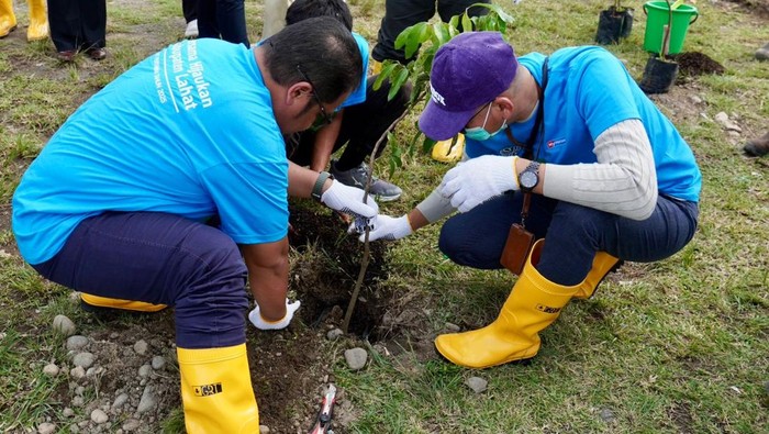 1765731953575-pertamina-patra-niaga-sumbagsel-melakukan-penanaman-pohon-di-das-lematang-lahat-1765696612771_169