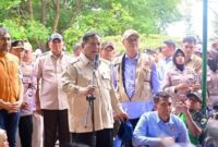 1765731957613-presiden-prabowo-meninjau-lokasi-banjir-di-aceh-tamian-aceh-tengah-bener-meriah-jumat-12122025-1765551864030_169