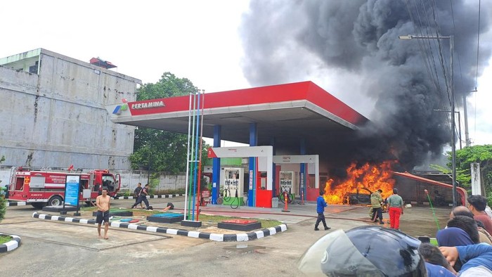 1765731960220-mobil-sedang-melansir-bbm-terbakar-di-spbu-bungo-jambi-1765713775201_169