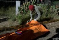 1765775204593-petugas-saat-mengevakuasi-mayat-pria-dengan-kondisi-mulut-berbusa-di-jambi-1765760843619_169