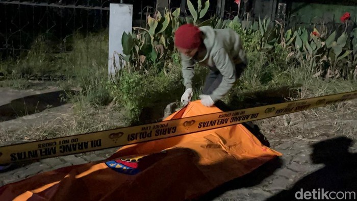 1765775204593-petugas-saat-mengevakuasi-mayat-pria-dengan-kondisi-mulut-berbusa-di-jambi-1765760843619_169