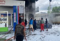 1765775205102-polisi-melakukan-pengecekan-dan-penyelikan-mobil-melansir-bbm-terbakar-di-spbu-bungo-jambi-1765722576671_169