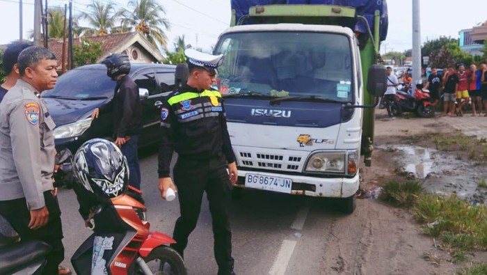 1765775206227-polisi-lakukan-oleh-tkp-kecelakaan-di-muara-enim-1765760503417_169