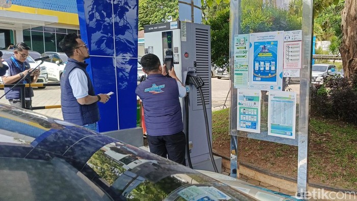 1765818380708-petugas-mengecek-spklu-di-lampung-1765790444032_169