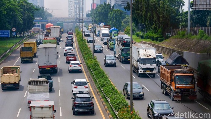 1765861586847-urai-macet-angkutan-barang-dibatasi-saat-libur-nataru-1765162881085_169