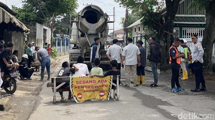 1765883144221-kondisi-terkini-penutupan-untuk-pengecoran-jl-kh-azhari-1765867501877_169