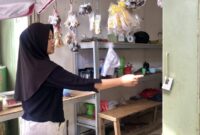 1765904758078-pemilik-ruko-di-palembang-saat-memperlihatkan-lokasi-kehilangan-motor-1765868328494_169