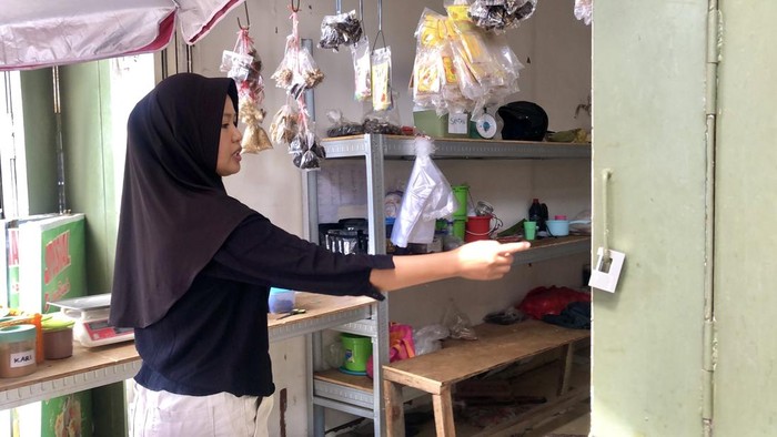 1765904758078-pemilik-ruko-di-palembang-saat-memperlihatkan-lokasi-kehilangan-motor-1765868328494_169