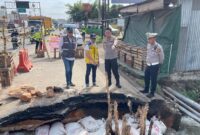 1765904761924-kapolres-banyuasin-akbp-ruri-prastowo-mengecek-jalan-amlas-di-jalan-lintas-timur-km-13-1765884652692_169