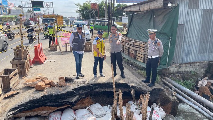 1765904761924-kapolres-banyuasin-akbp-ruri-prastowo-mengecek-jalan-amlas-di-jalan-lintas-timur-km-13-1765884652692_169