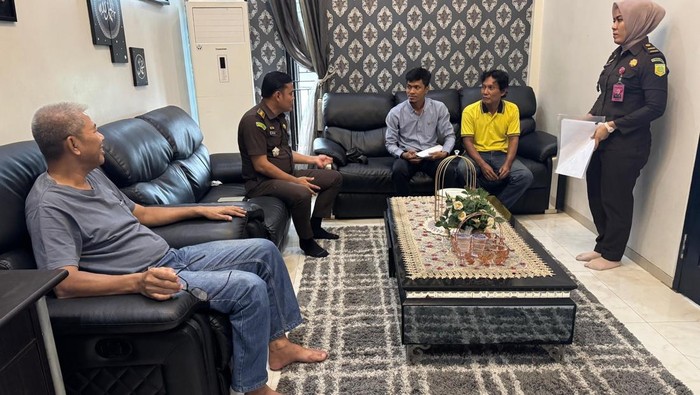 1765904769272-kejati-bengkulu-menyita-rumah-pribadi-milik-pengacara-yang-terlibat-dugaan-korupsi-pembebasan-lahan-tol-1765883237607_169