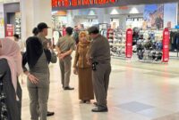 1765904769787-petugas-satpol-pp-bengkulu-saat-merazia-asn-di-mal-1765881304441_169