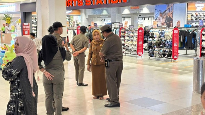 1765904769787-petugas-satpol-pp-bengkulu-saat-merazia-asn-di-mal-1765881304441_169