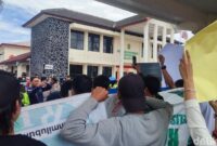 1765904770285-puluhan-massa-geruduk-pn-lubuklinggau-minta-terdakwa-yatman-dibebaskan-1765872655369_169