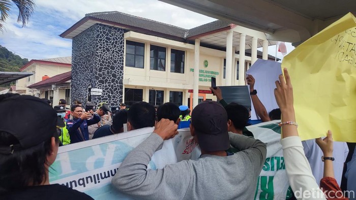 1765904770285-puluhan-massa-geruduk-pn-lubuklinggau-minta-terdakwa-yatman-dibebaskan-1765872655369_169