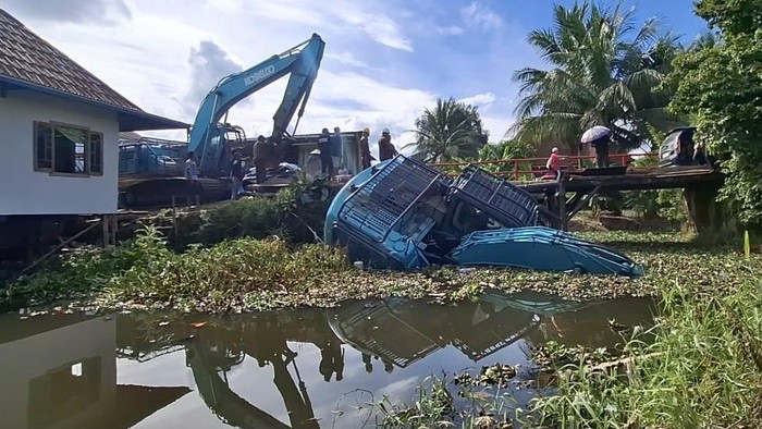 1765947978380-excavator-yang-membuat-jembatan-penghubung-antar-desa-di-ogan-ilir-roboh-belum-dievakuasi-1765937353526_169