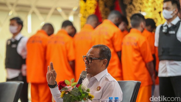 1765947985784-sebanyak-220-wna-terjaring-operasi-bumi-pura-sakti-wirawasti-1765877106428_169