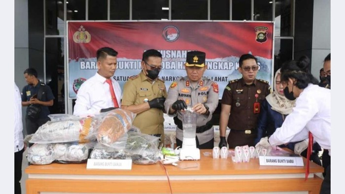 1765991166575-polres-lahat-memusnahkan-8-kilogram-ganja-dan-ratusan-gram-sabu-1765953351943_169