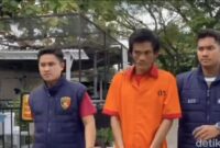 1765991170118-tampang-pelaku-pembobol-rumah-tetangganya-sendiri-di-palembang-saat-diamankan-polisi-1765958440831_169