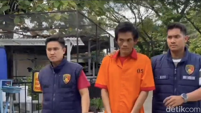1765991170118-tampang-pelaku-pembobol-rumah-tetangganya-sendiri-di-palembang-saat-diamankan-polisi-1765958440831_169