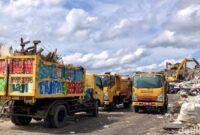 1765991170610-antrean-truk-pengangkut-sampah-di-tpa-sukawinatan-palembang-1765965499111_169