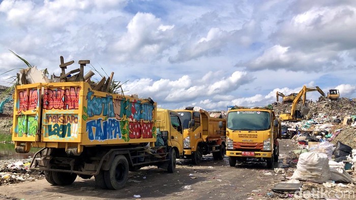 1765991170610-antrean-truk-pengangkut-sampah-di-tpa-sukawinatan-palembang-1765965499111_169