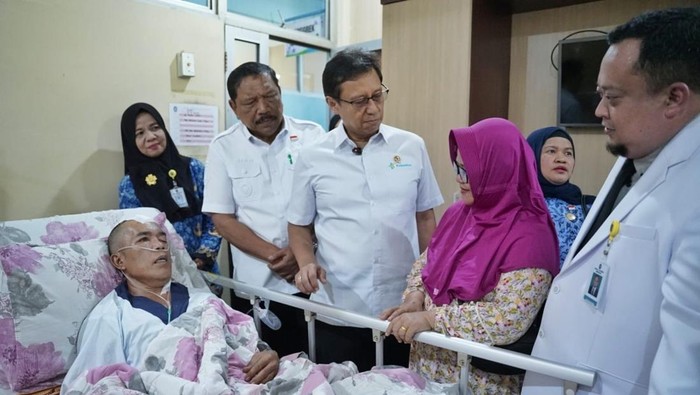 1766012706739-menkes-saat-meninjau-rsud-m-yunus-bengkulu-1765995406862_169