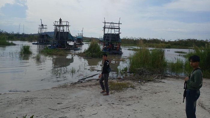 1766034396531-lokasi-pertambangan-timah-ilegal-di-kabupaten-bangka-selatan-1765980879584_169