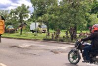 1766034413967-kondisi-lubang-di-jalan-hm-noerdin-pandji-palembang-1765966018171_169