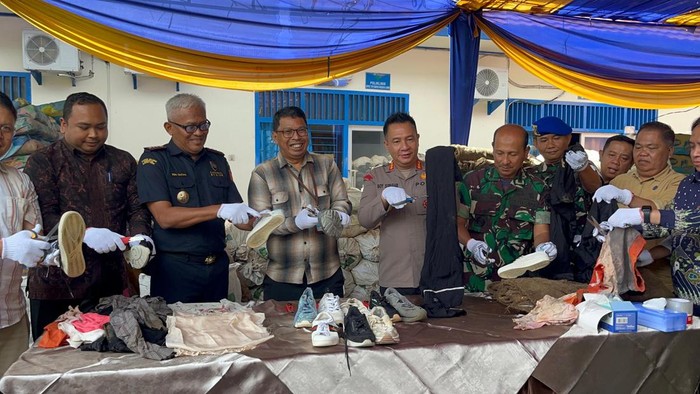 1766056007438-pemusnahan-barang-ilegal-oleh-bea-cukai-jambi-1766048763981_169