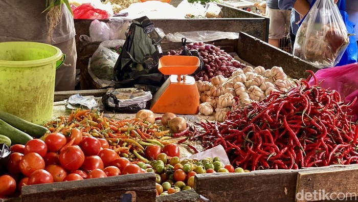 1766056017907-harga-cabai-dan-bawang-di-pasar-padang-selasa-palembang-1766029354294_169