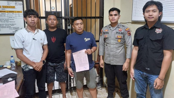 1766056022876-polisi-menangkap-dua-debt-collector-yang-mengeroyok-nasabah-di-sungai-penuh-jambi-1766032141417_169