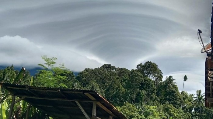 1766077586336-awan-lenticularis-muncul-di-gunung-tanggamus-lampung-1766056094495_169