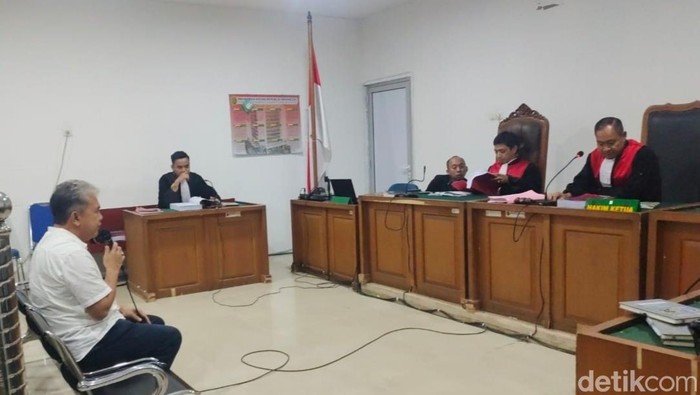 1766077587111-jpu-tuntut-aprizal-tenaga-ahli-dprd-empat-lawang-menjalani-sidang-tuntutan-1766053165184_169