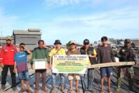 1766077588118-saat-penyerahan-bantuan-mesih-rumput-dari-pt-bap-kepada-perwakilan-kelompok-tani-di-oki-1766058488118_169