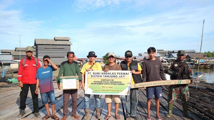 1766077588118-saat-penyerahan-bantuan-mesih-rumput-dari-pt-bap-kepada-perwakilan-kelompok-tani-di-oki-1766058488118_169