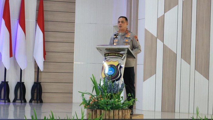 1766077589022-kapolda-babel-irjen-viktor-t-sihombing-di-rakor-lintas-sektoral-pengamanan-natal-2025-dan-tahun-baru-2026-nataru-1766054059133_169