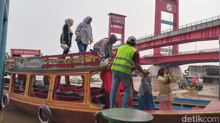 1766099088245-ketek-wisata-jadi-destinasi-warga-yang-ingin-keliling-ke-sungai-musi_169