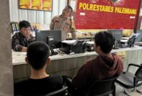 1766142442444-pelajar-di-palembang-didampingi-keluarganya-membuat-laporan-ke-polisi-usai-diancam-ditembak-1766132708510_169