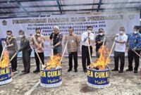 1766142446360-proses-pemusnahan-barang-hasil-penindakan-bea-cukai-sumbagtim-selama-tahun-2025-1766125734604_169