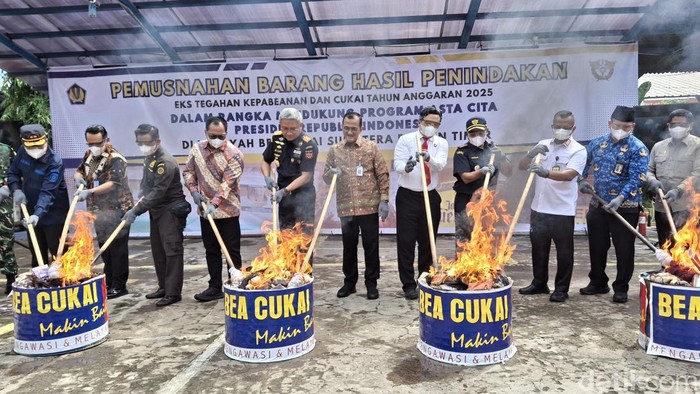 1766142446360-proses-pemusnahan-barang-hasil-penindakan-bea-cukai-sumbagtim-selama-tahun-2025-1766125734604_169