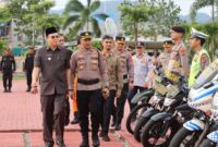 1766207161806-bupati-markus-dan-kapolres-babar-akbp-pradana-aditya-nugraha-saat-cek-pasukan-1766196725033_169