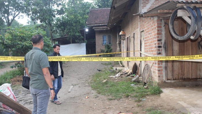 1766228759131-polisi-saat-olah-tkp-di-lokasi-pembunuhan-buruh-tani-di-pringsewu-1766220671923_169