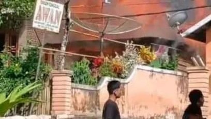 1766228761072-rumah-di-musi-rawas-hangus-terbakar-saat-pemilik-rumah-pergi-melayat-1766211659308_169