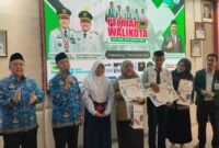 1766228763681-walkot-palembang-dan-jajaran-bank-sumsel-babel-saat-menyerahkan-tabungan-pesirah-junior-ke-pelajar-berprestasi-1766197197138_169